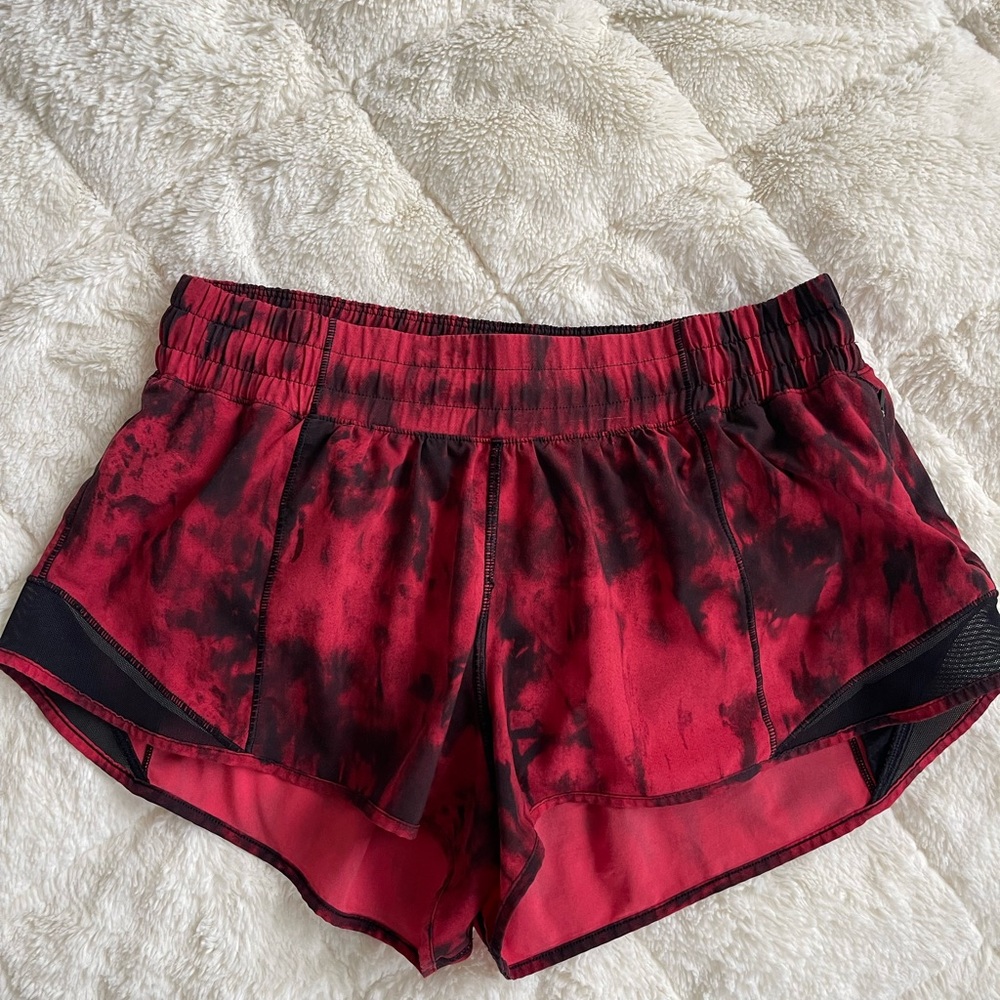 Lululemon Hotty Hot LR Short 2.5" 
Lined size 6 , color :’multicolor red/black